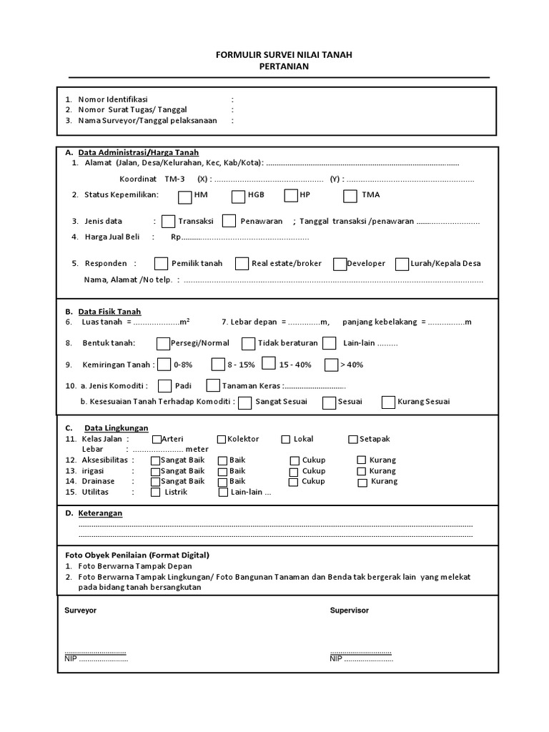 Petani Mengisi Formulir Data Pertanian Saat Sensus Lapangan