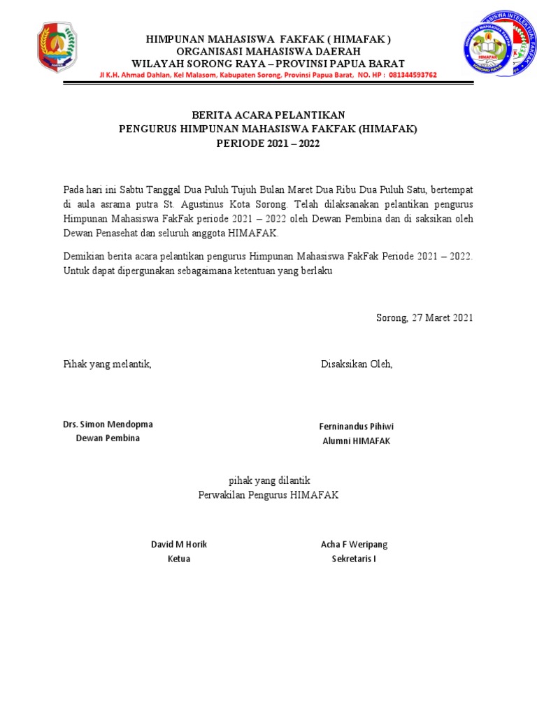 Warga Brebes menonton acara pelantikan pejabat