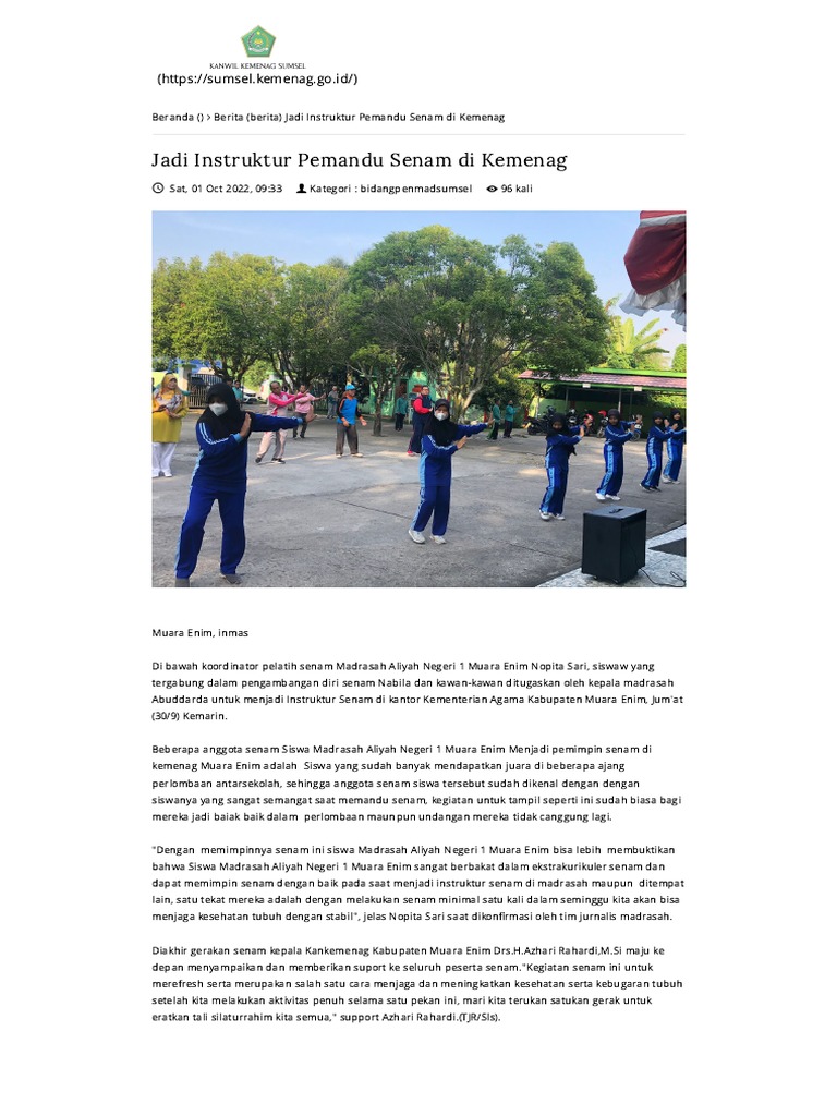 instruktur paralayang sedang membimbing peserta