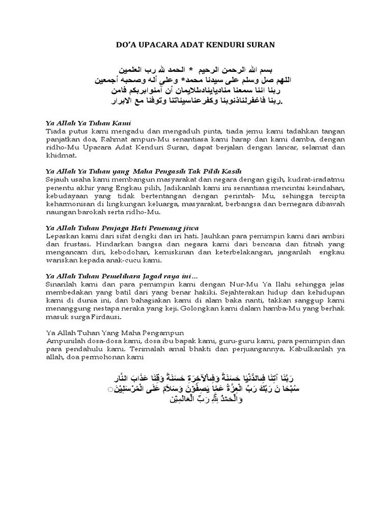 Tetua adat membacakan doa dalam ritual Cuci Parigi