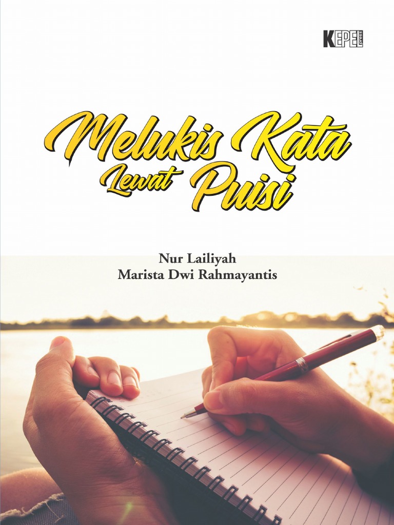 A. Fikri menulis puisi di meja kayu dengan buku dan pensil