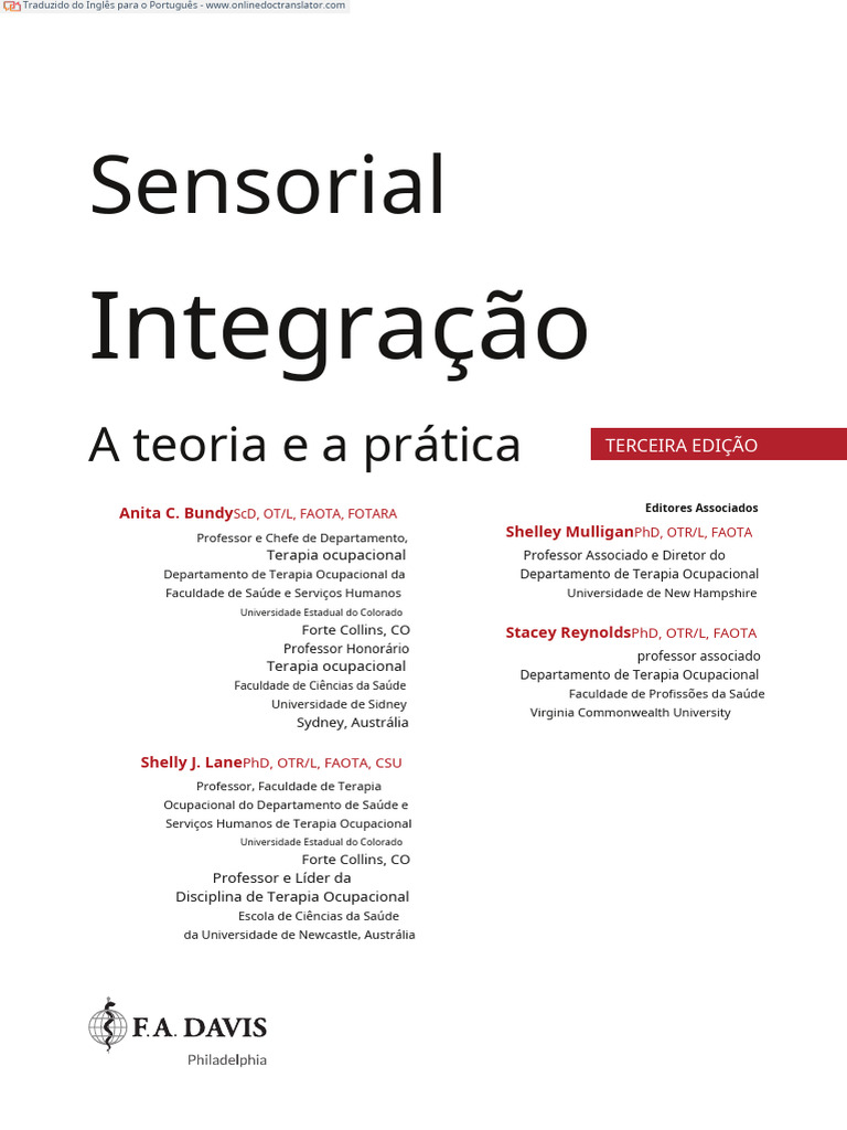 Adolescente atento, vestindo uma camisa xadrez, sentado sobre as pernas  cruzadas em posição semi-aberta, segurando a pasta na mão esquerda