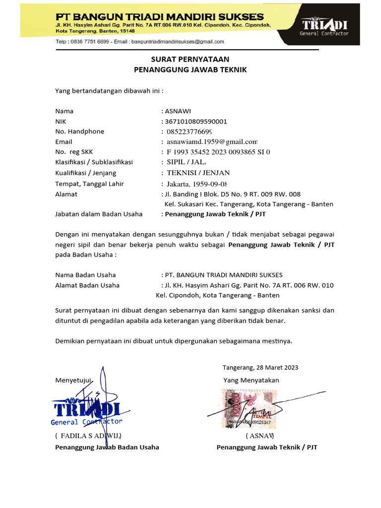 Keng karavotda go‘zal va silliq mushukchali ikki go‘dak o‘ynab yuribdi