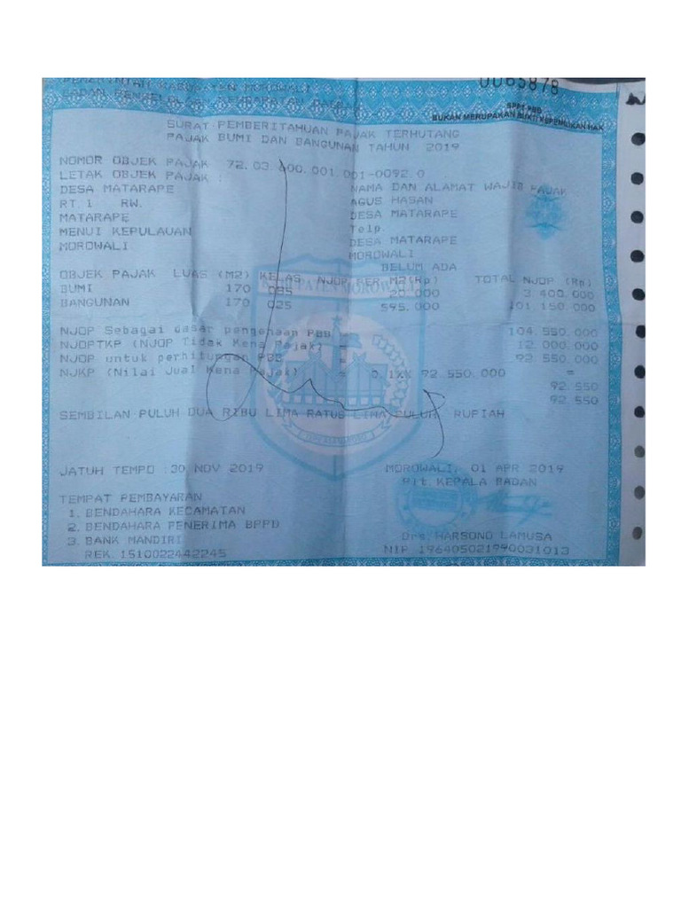 Bukti Pembayaran Pajak Bumi dan Bangunan di meja kerja
