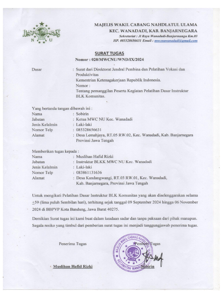 U hojatxonada mushukini korsatdi.