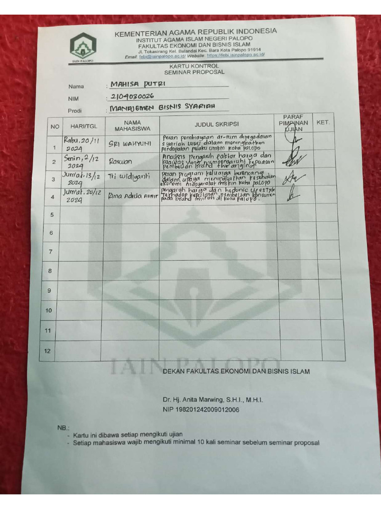 Mahasiswa magister sedang mengikuti seminar di kampus