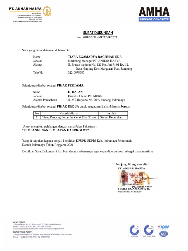 Ayol yaqin plandagi videoda peshob qilmoqda.