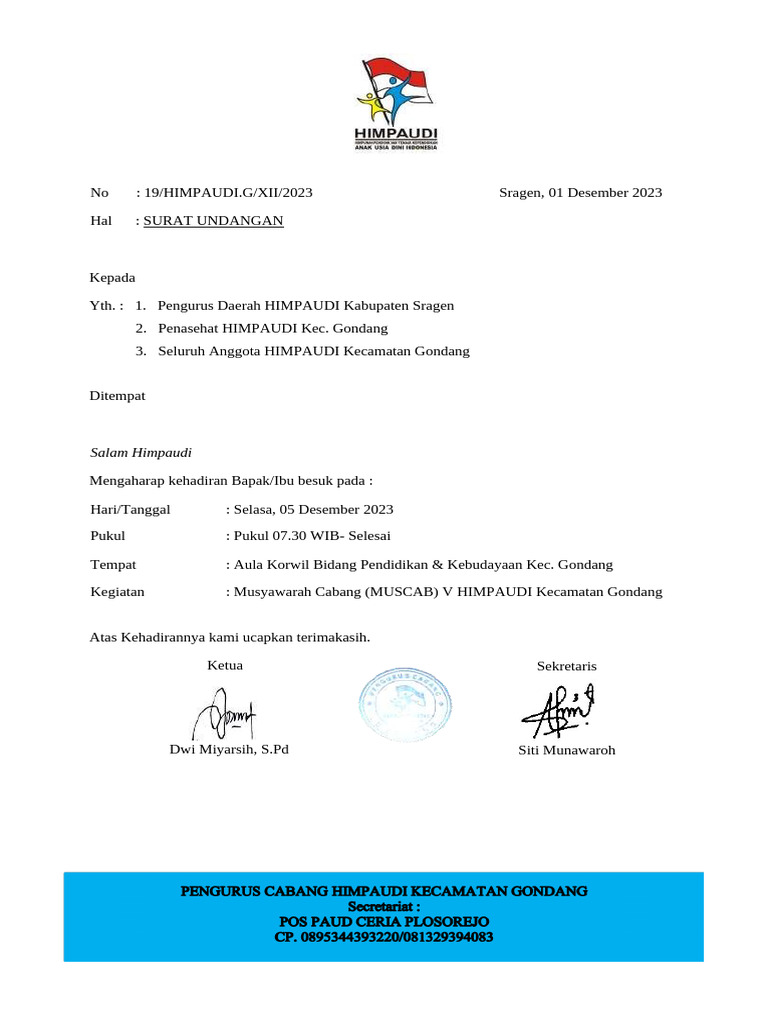 Bir qora tanli odam uning yuziga boyadi