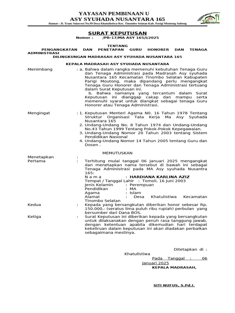 Staf dinas peternakan melakukan penyemprotan disinfektan di pasar hewan