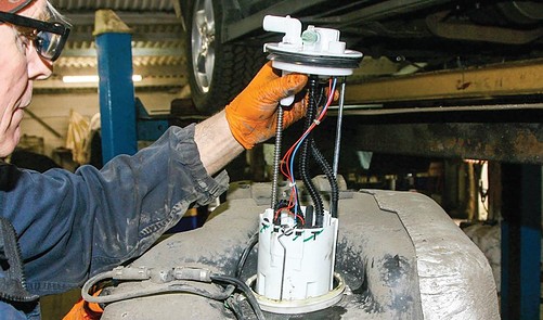 Replace Range Rover P38 fuel pump - Land Rover Monthly | Everand