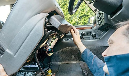 Replacing a Range Rover Classic seat ECU - Land Rover Monthly | Everand